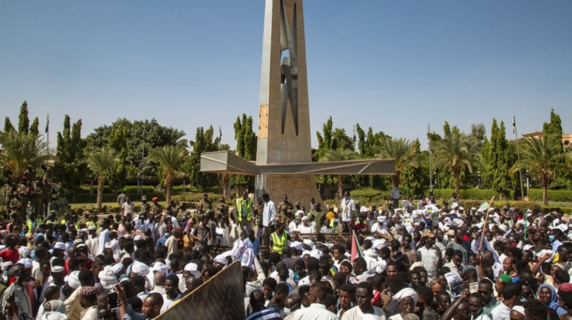 آلاف السودانيين يحتشدون أمام القصر الرئاسي